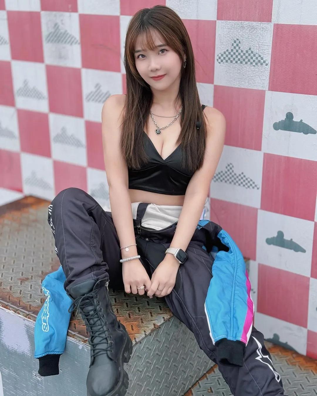 甜美萌妹「奶昔」胸前两颗巨大圆乳量有够猖狂 看了都受不了(14)