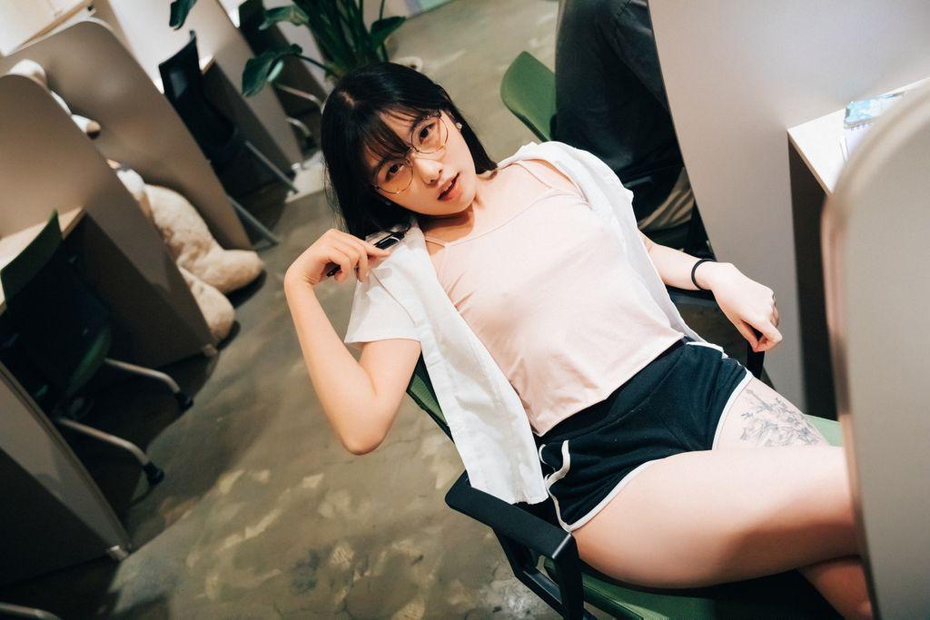 [Loozy] Sonson (손손): Reading Room + S.ver (137 photos)(65)