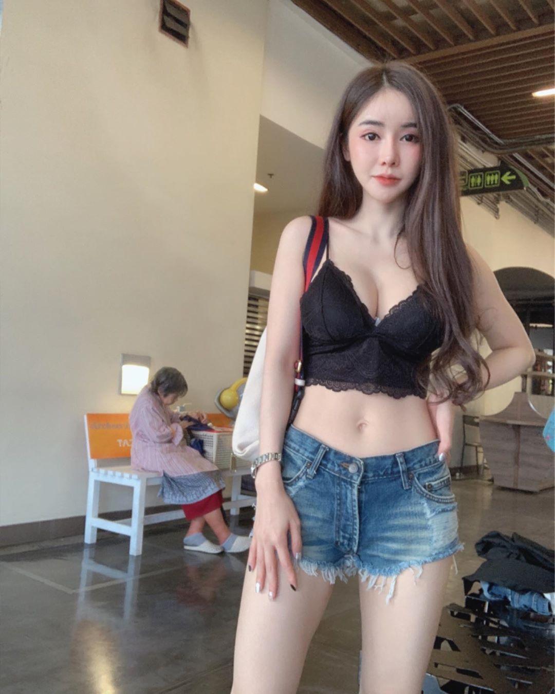 车行千金「Bluejirarat」身材好敢露！爆乳修车费用还打八折，网友看了都想去交关！-小湿妹图(16)