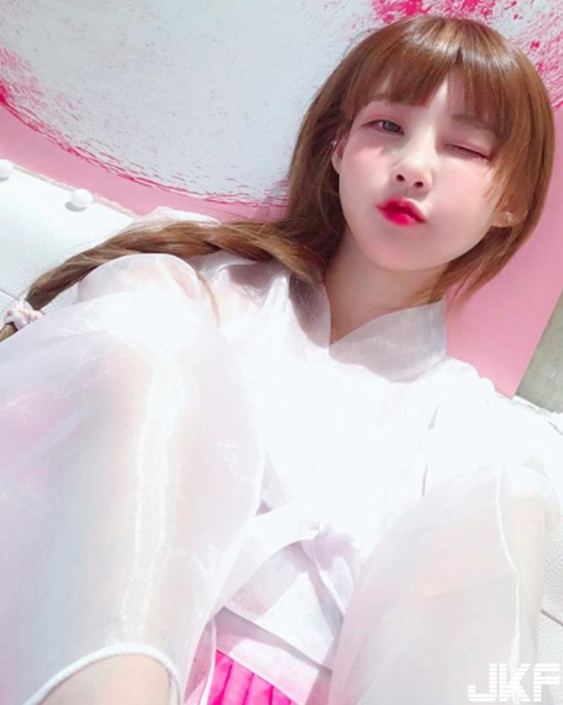 「巨奶学生妹」在家自己当主播！「制服爆开」露出深邃事业线！短裙下也很猛啊！(12)