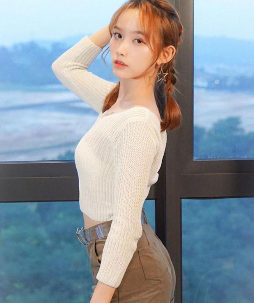 甜美女友「Yumi 玉米」陪你吃早午餐，「诱惑低胸背心」好有心动感！