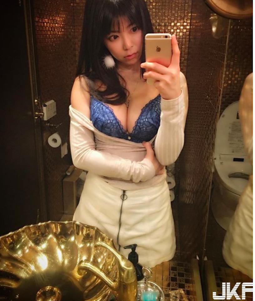 胸部比脸大！超凶爆乳妹「长辈搬上桌」，连喝水都有「极品乳视角」！-小湿妹图(17)