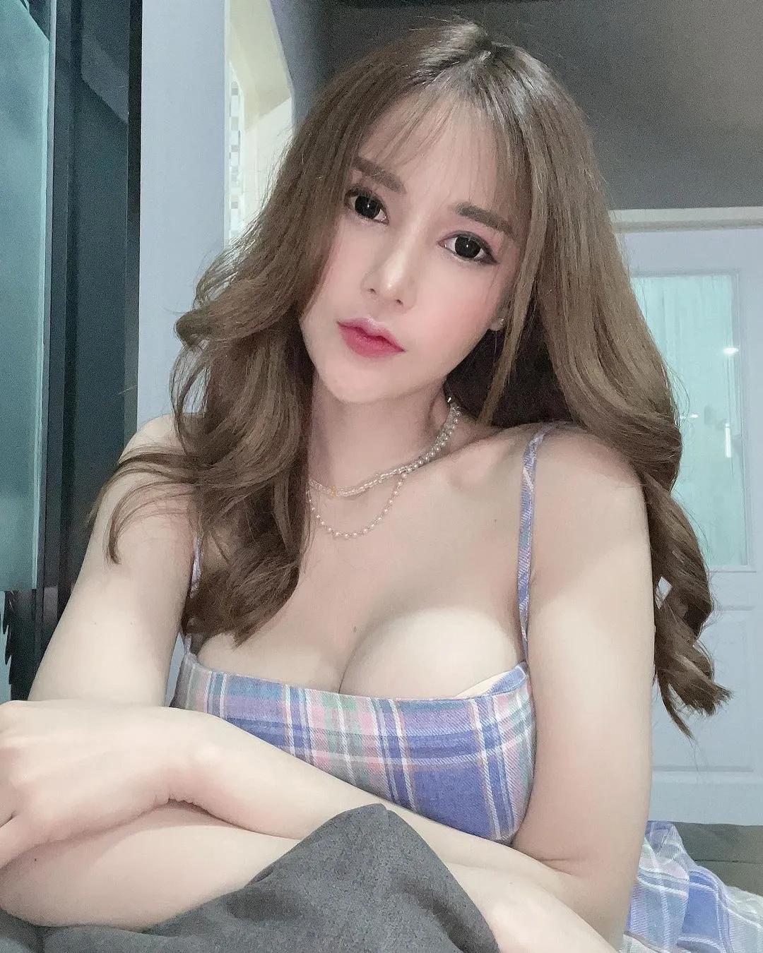 型录当个人写真拍！内衣辣模「公器私用」粉丝很买单　高清作品曝光(2)