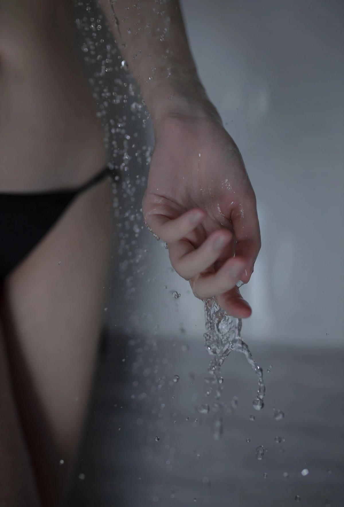 網絡美女瘋貓ss思緒之浴室主題私房浴室半脫露曼妙身姿濕身撩人誘惑寫真30P(11)