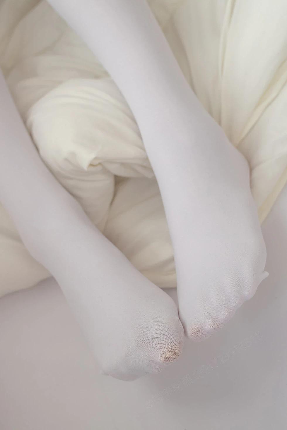 [愛花寫真]ALPHA016_毛衣妹子居家撩衣露半球性感白絲褲襪秀翹臀撩人誘惑寫真141P(130)