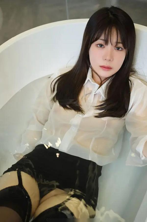 制服美女Wuyo湿身写真两点若隐若现(5)