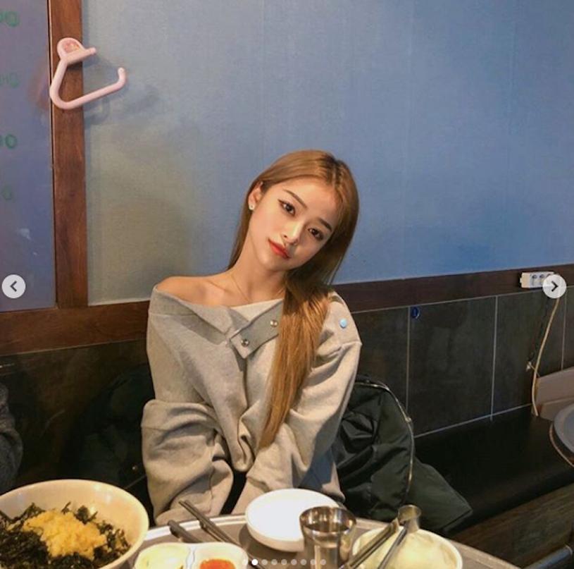 爱吃美食的个性正妹「강경민」，「小巧脸蛋」和手上大盘生鱼片成对比！-小湿妹图(5)