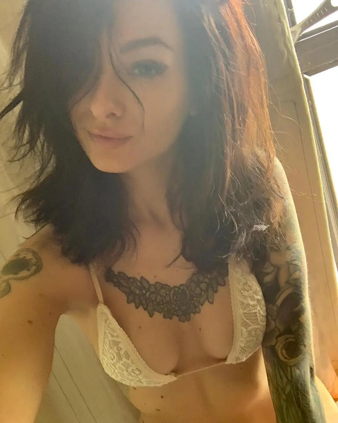 大辣！刺青妹个性随性作风超霸气　说露就露「粉嫩乳首」不意外曝光(5)