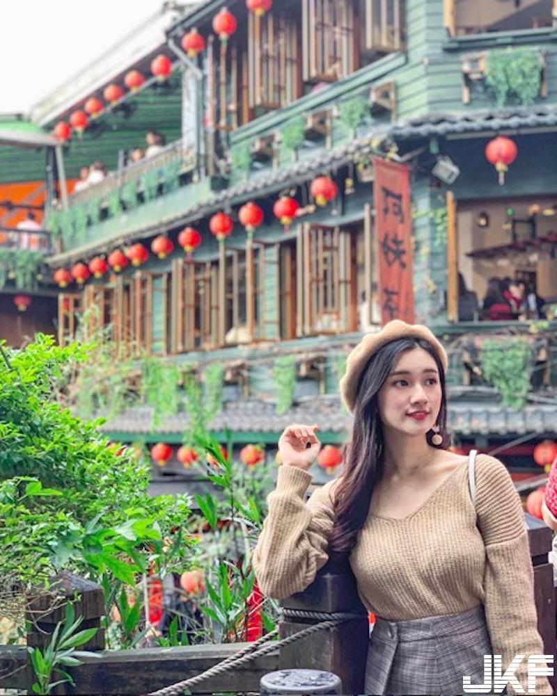 九份老街捕捉野生正妹！「QiuWen」来台观光不忘带「长辈出游」，太赏心悦目～(2)