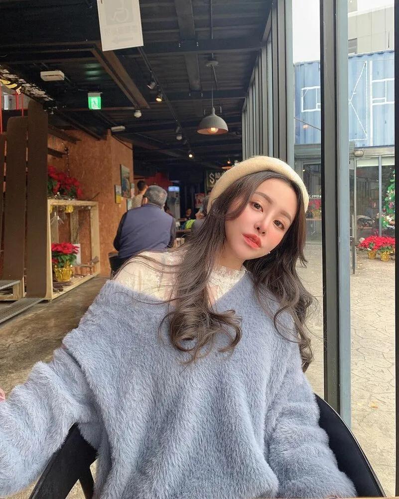 猫奴女神「傅子宁」甜美阳光微笑配上超完美身材：可以看猫咪又能看美女，不香吗？(13)