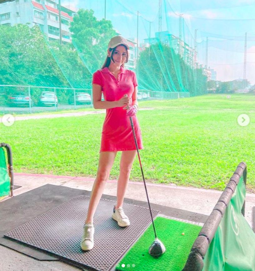 音乐甜心Patty打高尔夫「姿势太诱人」，火辣「浑圆S曲线」现形！-小湿妹图(3)