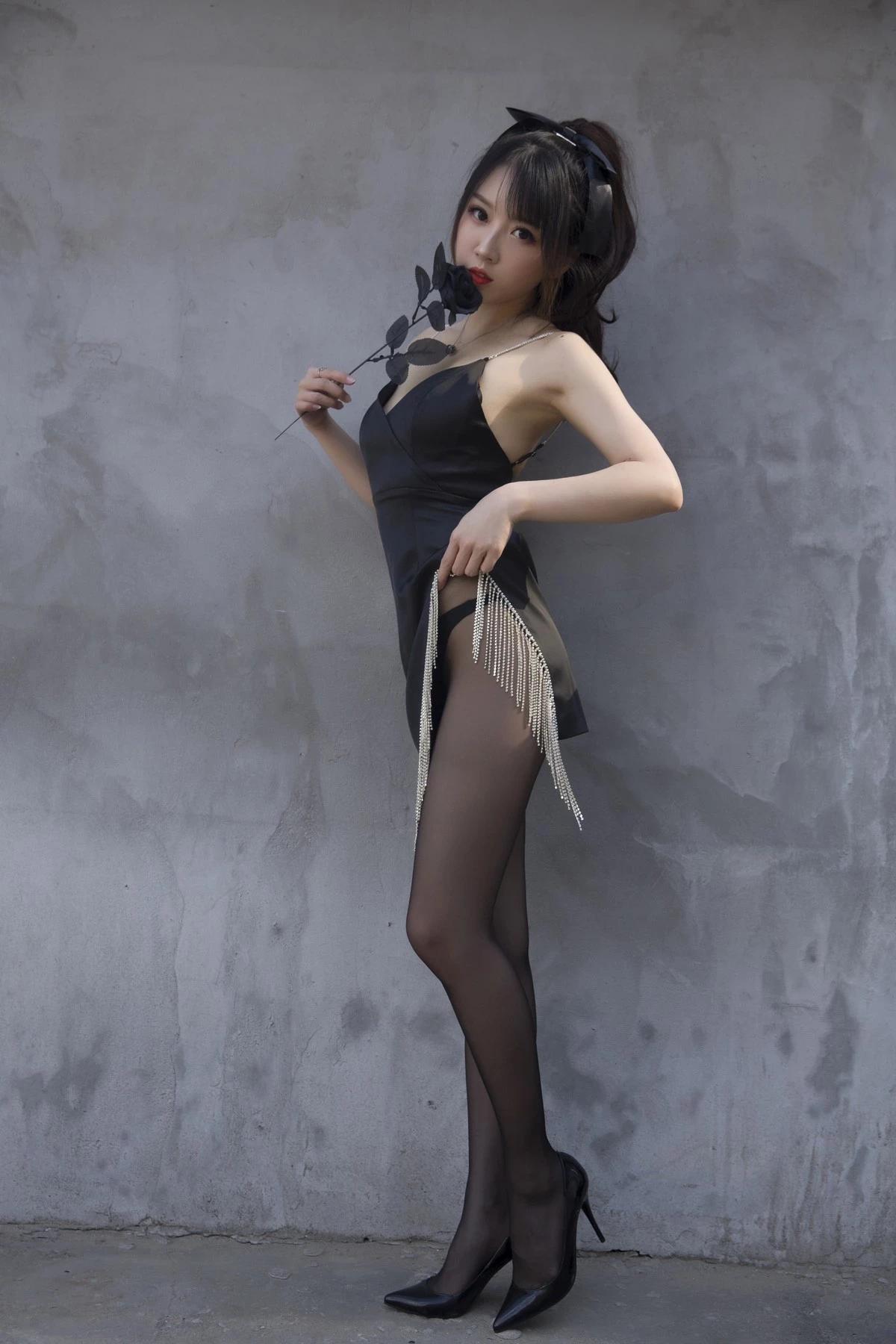 鬥魚主播小女巫露娜黑色流蘇主題性感弔帶短裙配黑絲褲襪秀翹臀美腿誘惑寫真32P(19)