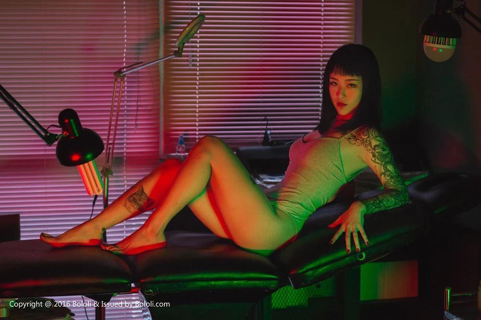 [BoLoli波蘿社新刊]Vol.088_性感紋身少女王思勻弔帶連體衣秀完美身材誘惑寫真30P(29)