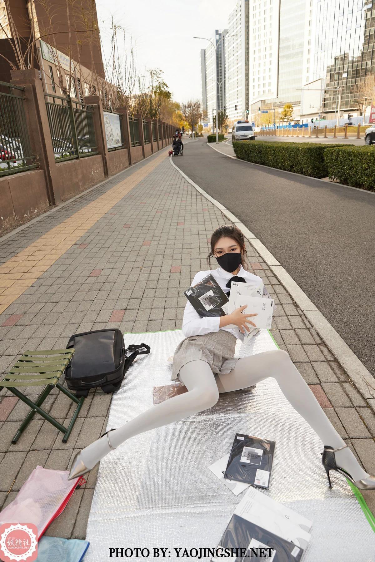 [妖精社]T2113_嫩模蘇偉擺攤兒主題戶外百褶裙下超薄無內灰絲褲襪極致誘惑寫真57P(16)