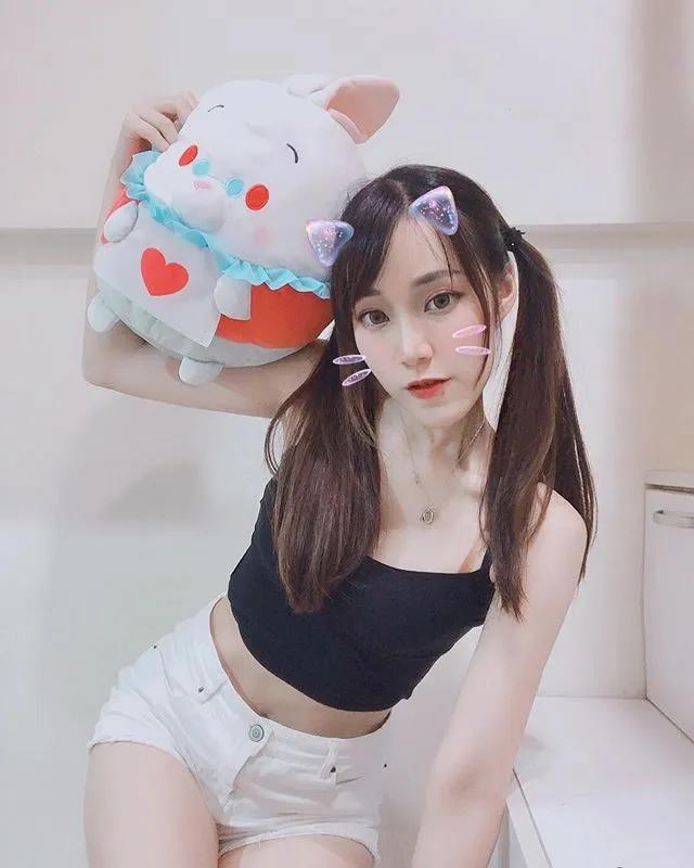 恋爱了！纯净系直播主「心儿 Ofelia」的「酥胸、纤腰」就是让人忍不住想点赞(14)