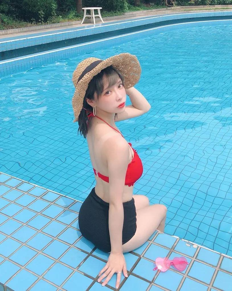 甜美制服正妹「展现超雄伟乳量」，胸前白嫩画面太诱惑！-小湿妹图(11)