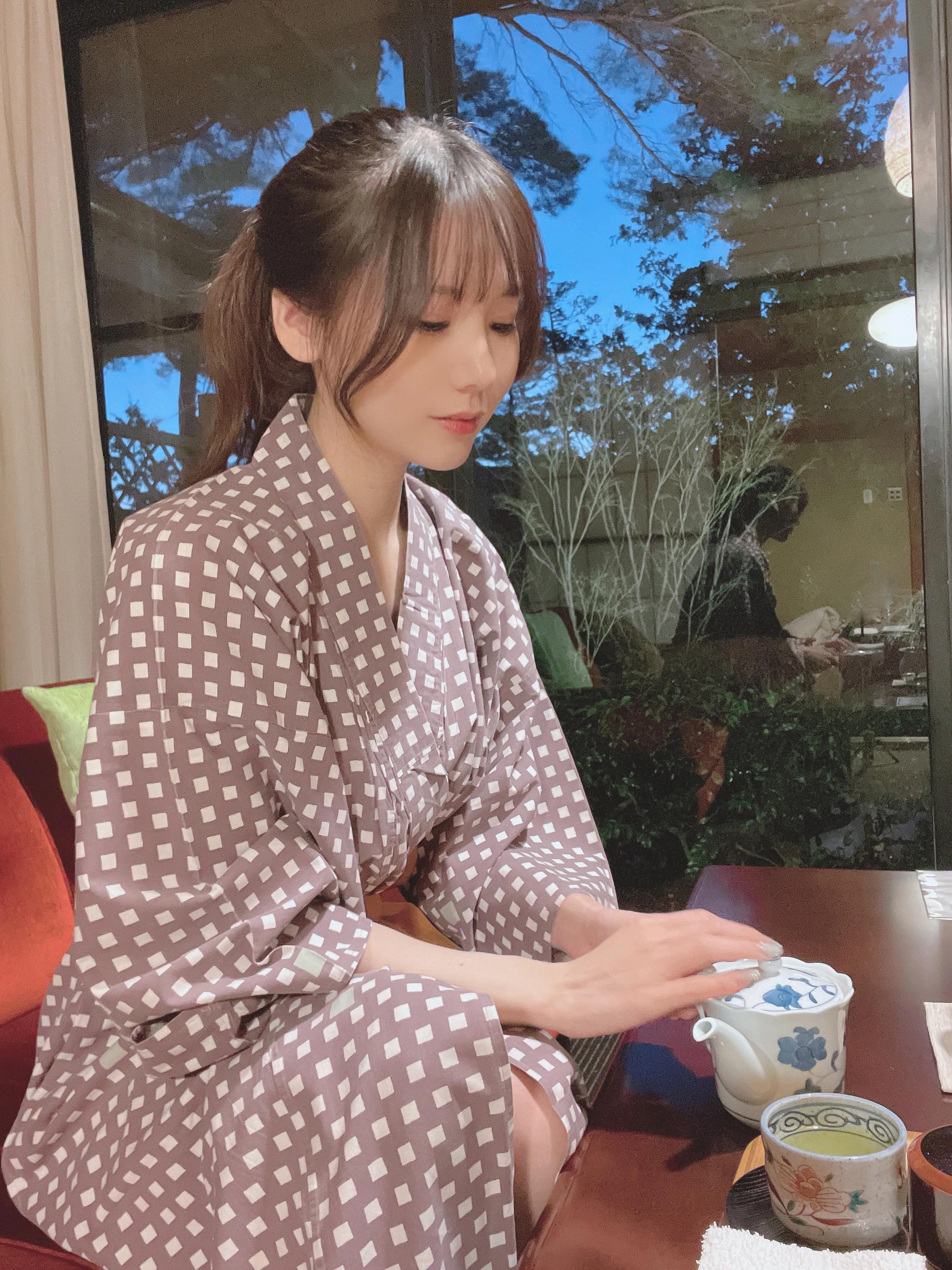 けん研(けんけん)《温泉浴衣》上半身篓空飘出奶香味(7)