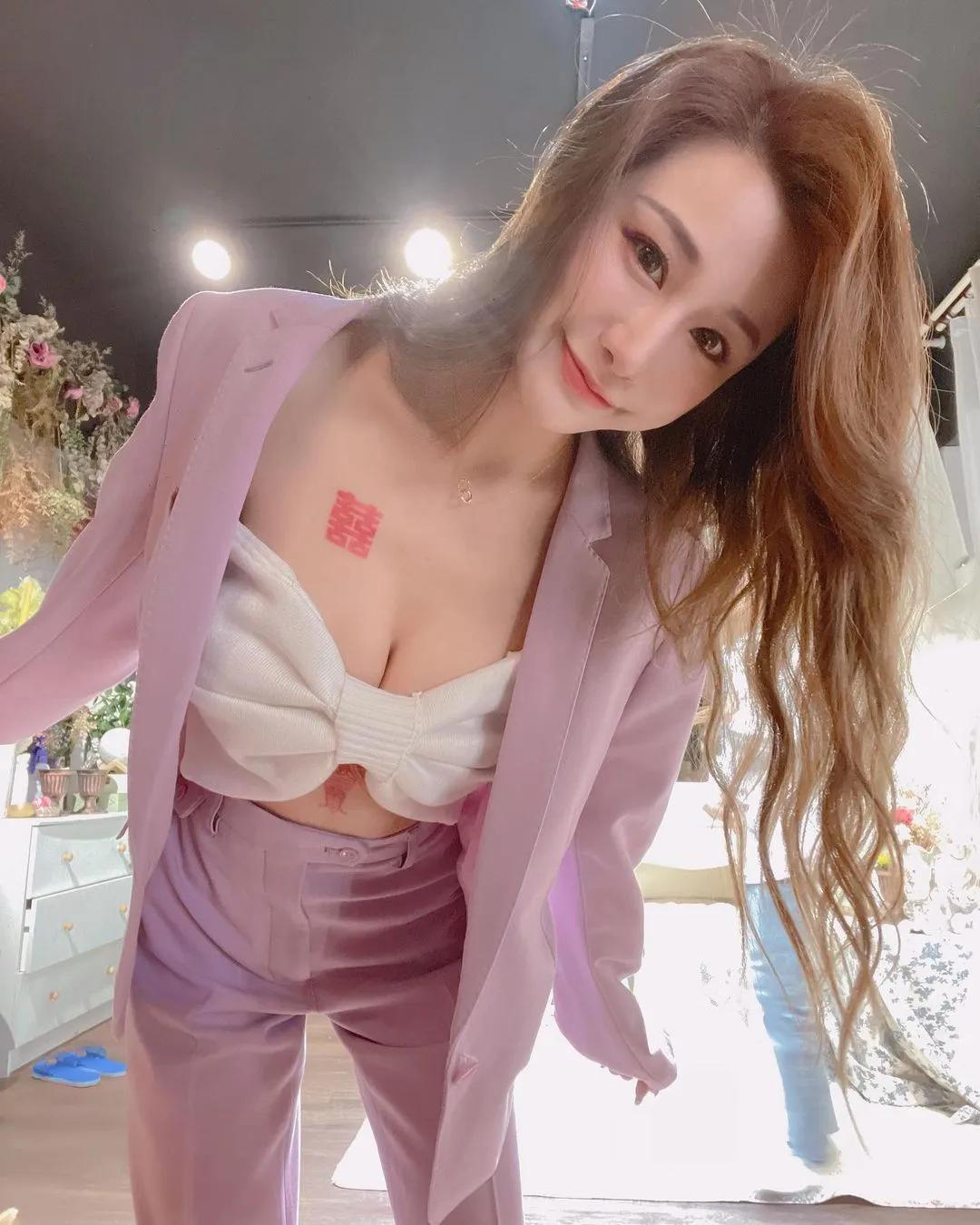 「双囍Lara」新造型超逆龄，辣气依旧　网友直言：「妳的性感与发型无关」(5)