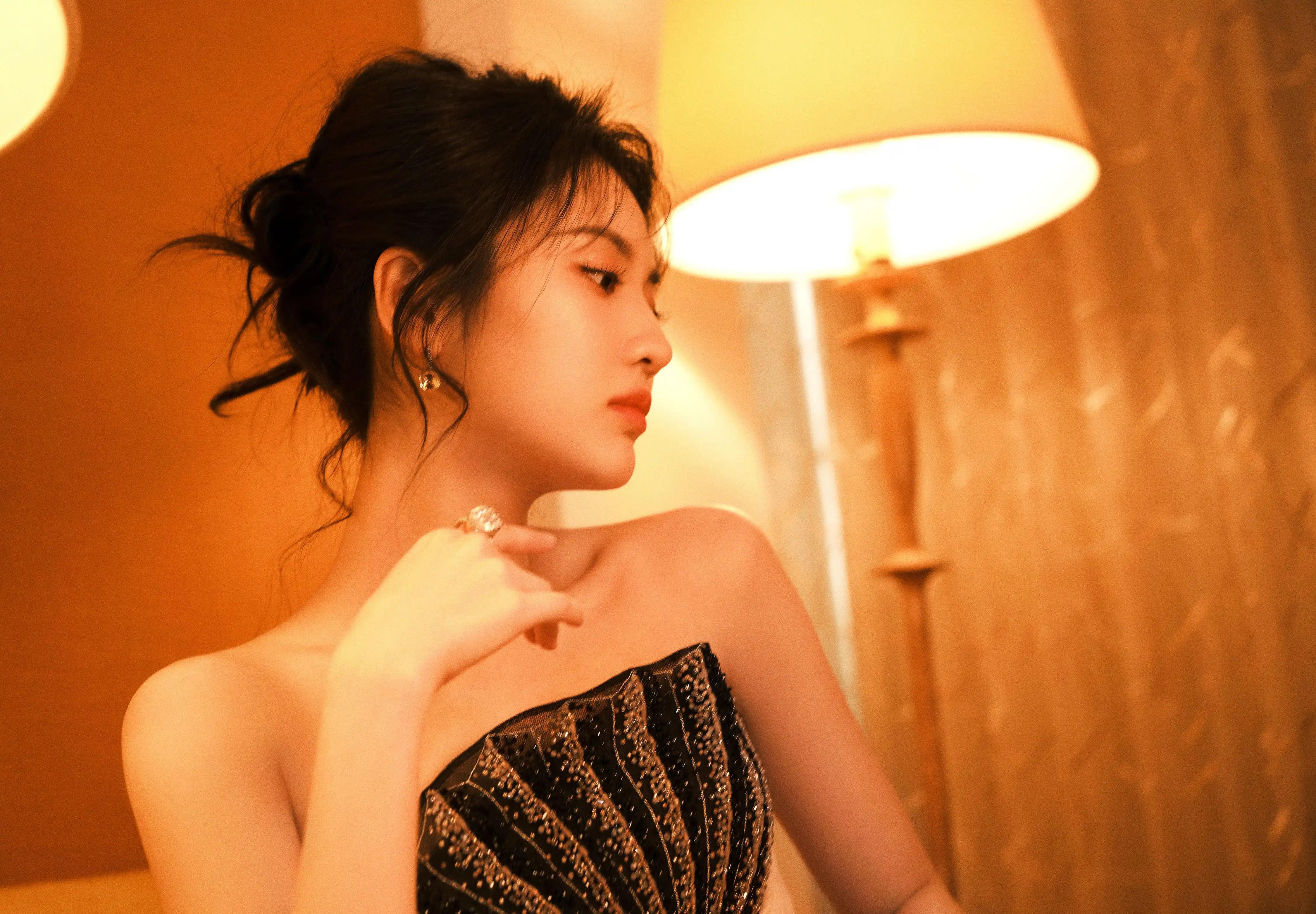 淡施脂粉溢清芬，佳人执扇轻入画－张慧雯[高清套图](2)