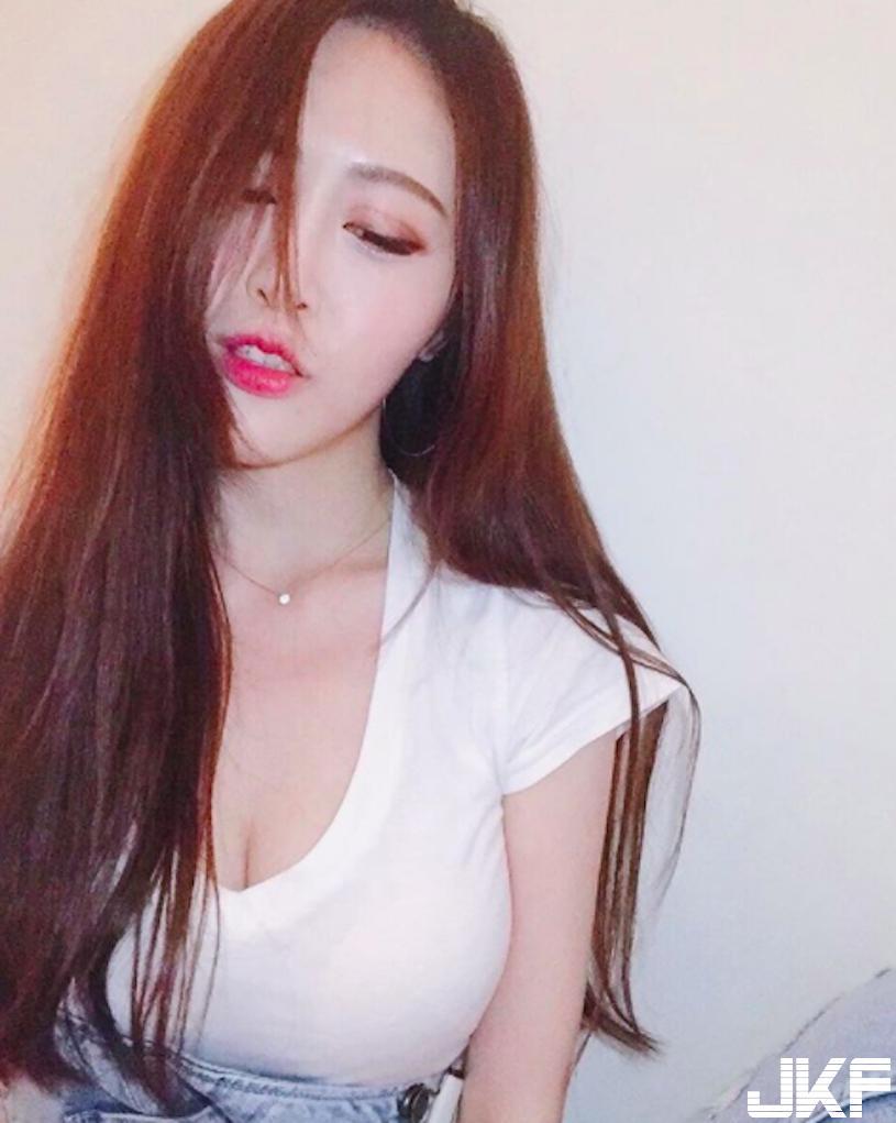 白踢要爆炸了！网美「长辈太凶狠」，怎么穿搭都「形状明显」引爆男人心里的猛兽！(14)