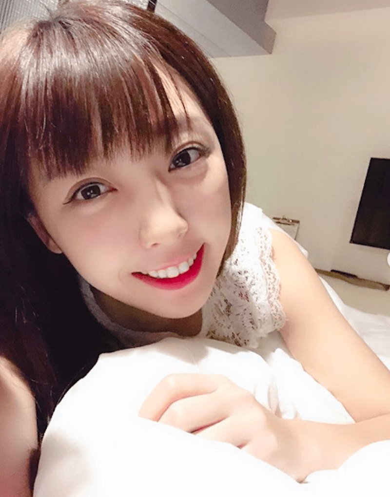 「双马尾萌妹」在家吃面面！清新小睡衣「白嫩美乳」包不住，感觉可以加料啦～-小湿妹图(8)