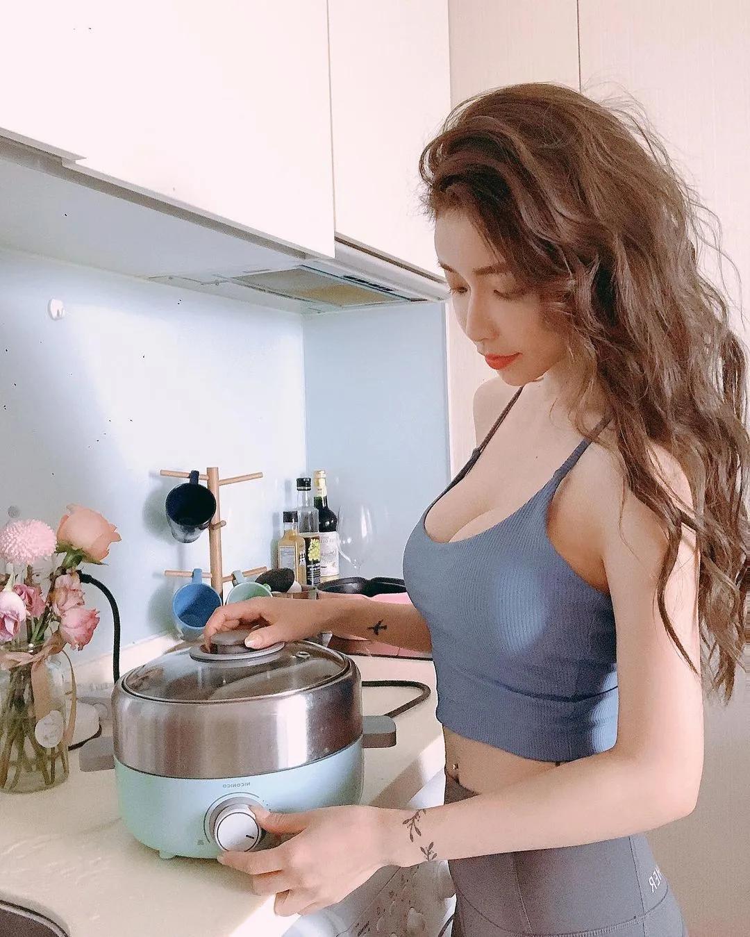 性感厨娘！健身正妹「Fairy雨䕕」在家煮菜穿超辣，魔鬼曲线好迷人！-小湿妹图(11)