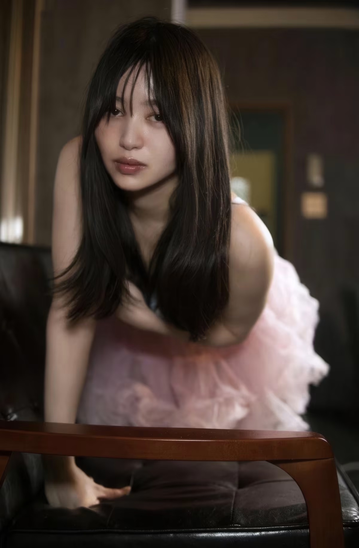 Shizuka Saito 斉藤靜, セミヌード寫真集 密室 大きなお尻に理想のオディライン どこかえっちな雰囲気を纏ったセクシーな美女があなたを禁斷の世界へ Set.02(36)