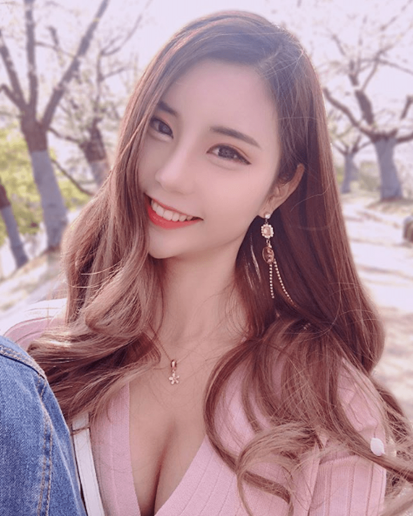 在泳池感受到满满的乳量，辣妹「爆乳身材」成全场焦点！-小湿妹图(6)