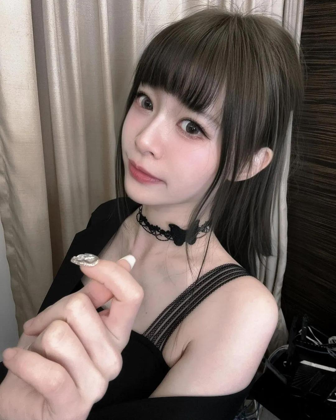 「Vivi 林芝衣」清新气质让人恋爱 姣好身材坚挺