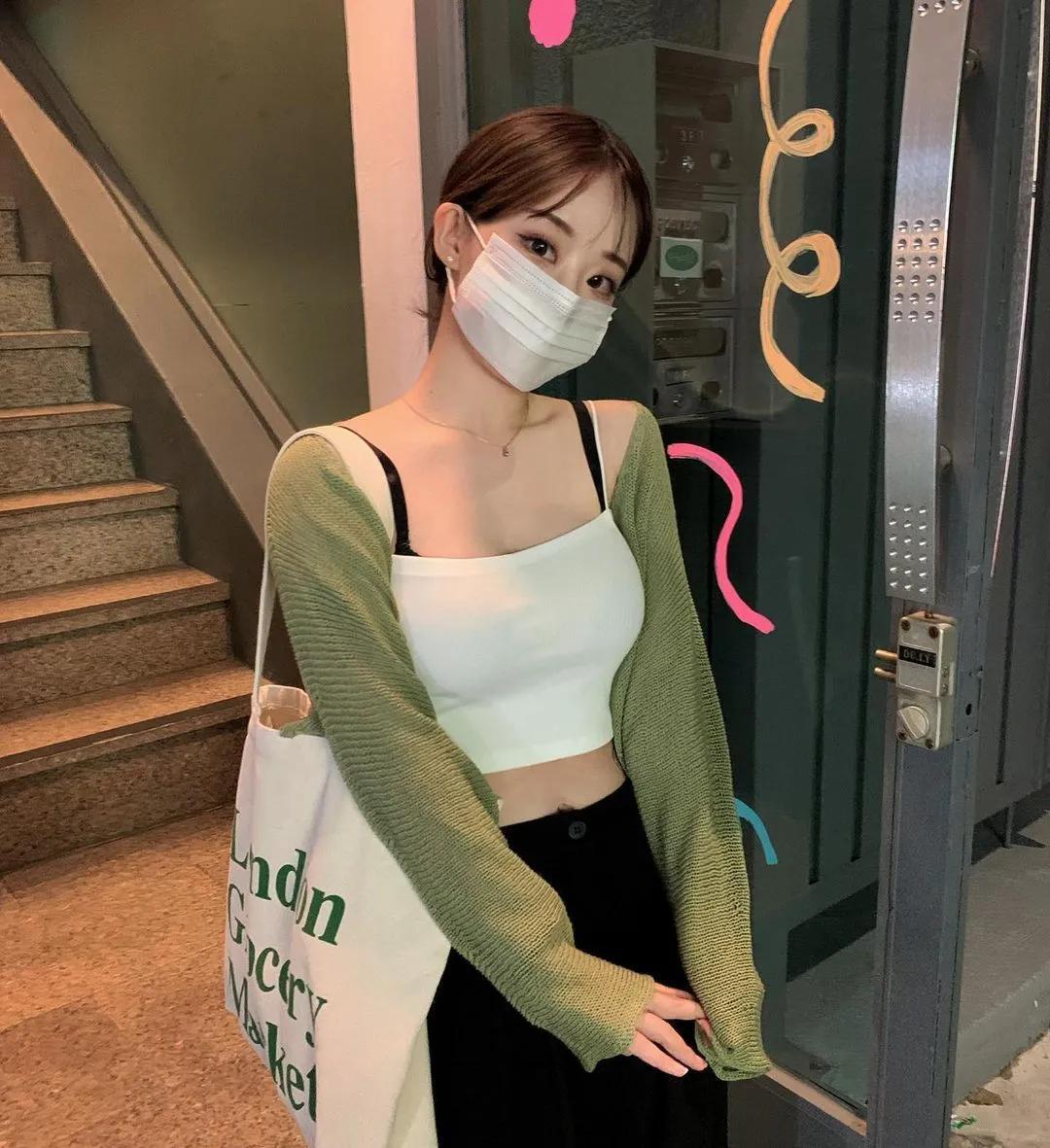 公车亭遇「超气质女孩」天菜高颜值好甜美！IG散发满满迷人魅力-小湿妹图(3)