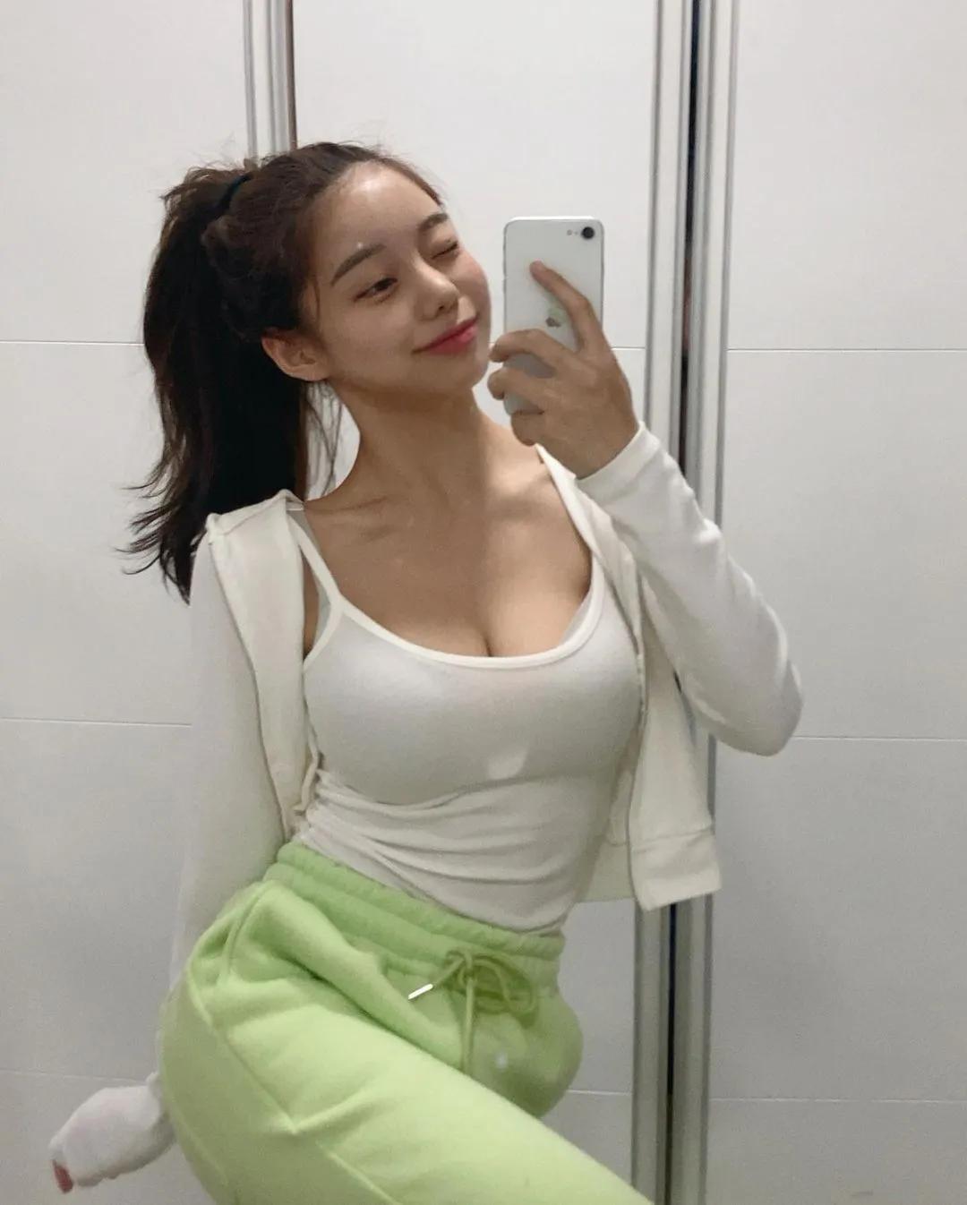 停车场「气质性感正妹」高颜值魅力满分！甜美笑容瞬间圈粉无数-小湿妹图(18)