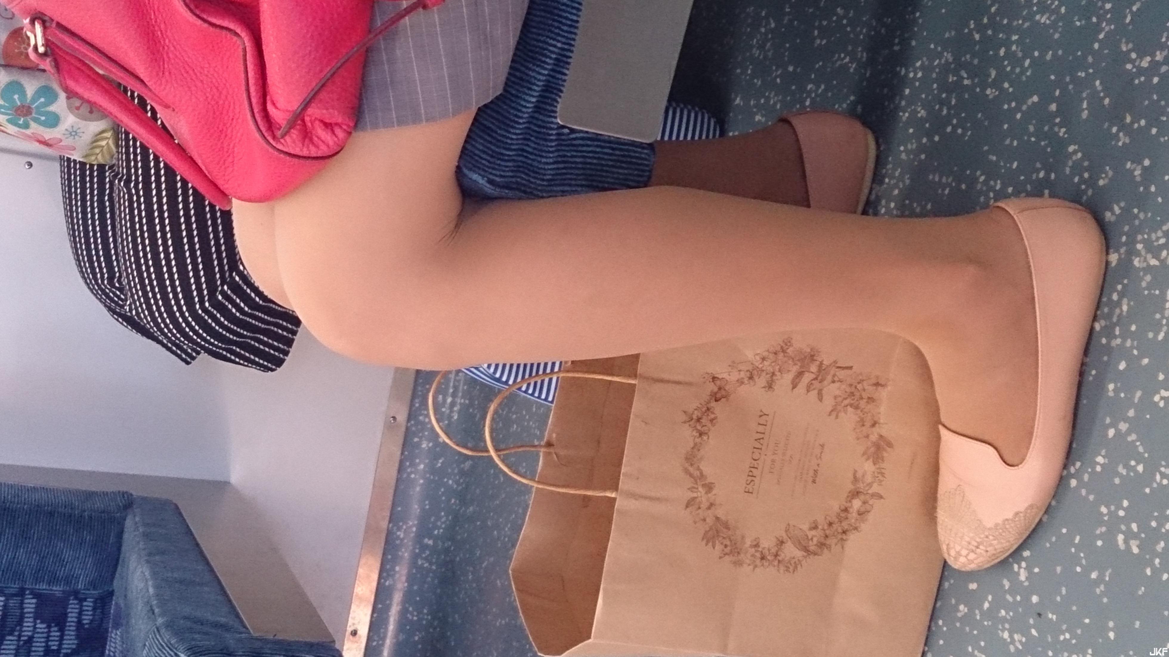 车上辣妹穿肉色的丝很诱人(33)