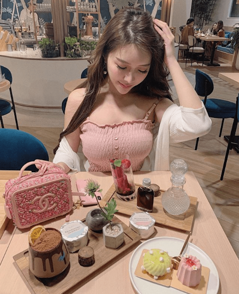 KTV遇到「超凶深沟正妹」云嫣，「诱惑美乳」让网友想直冲包厢！-小湿妹图(12)