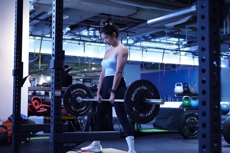 健身教练「Amanda」胸前负重沈甸甸　运动比一般人都辛苦！-小湿妹图(6)