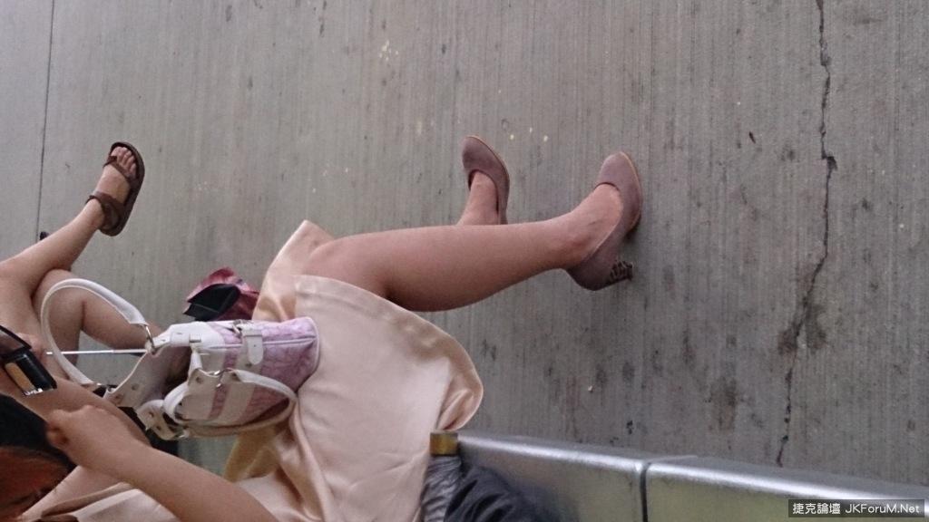 裸色的脚与琥珀色的鞋还配的好色看(3)