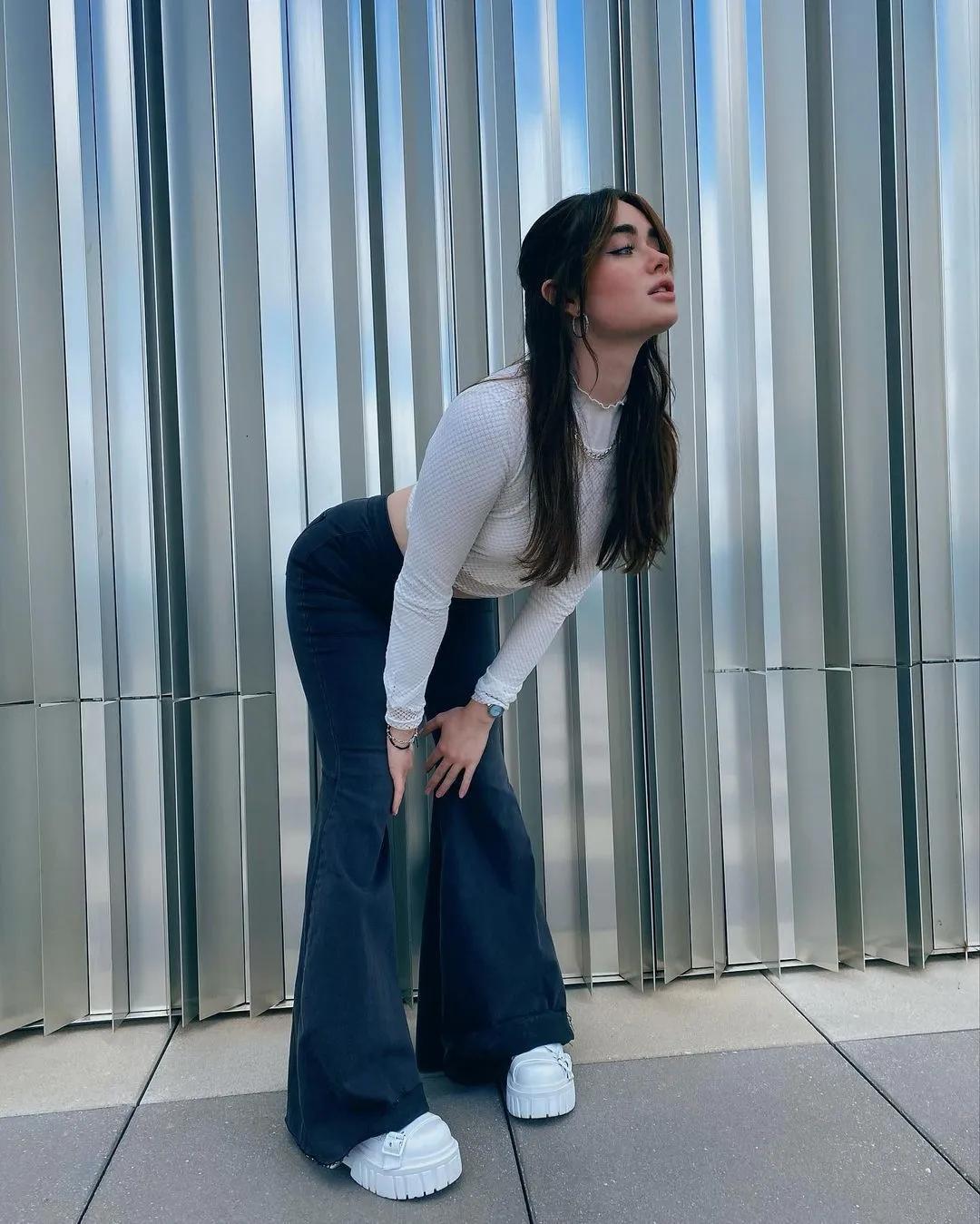 致命诱惑！妹子「宝石般绿色瞳」有魔性　紧实小蛮腰一露更是让人吃不消-小湿妹图(2)