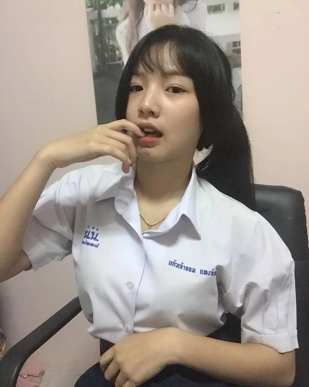 泰国小只马正妹「TongBunny」笑容甜力爆表满满初恋感　清纯中带点微骚感觉超赞-小湿妹图(22)