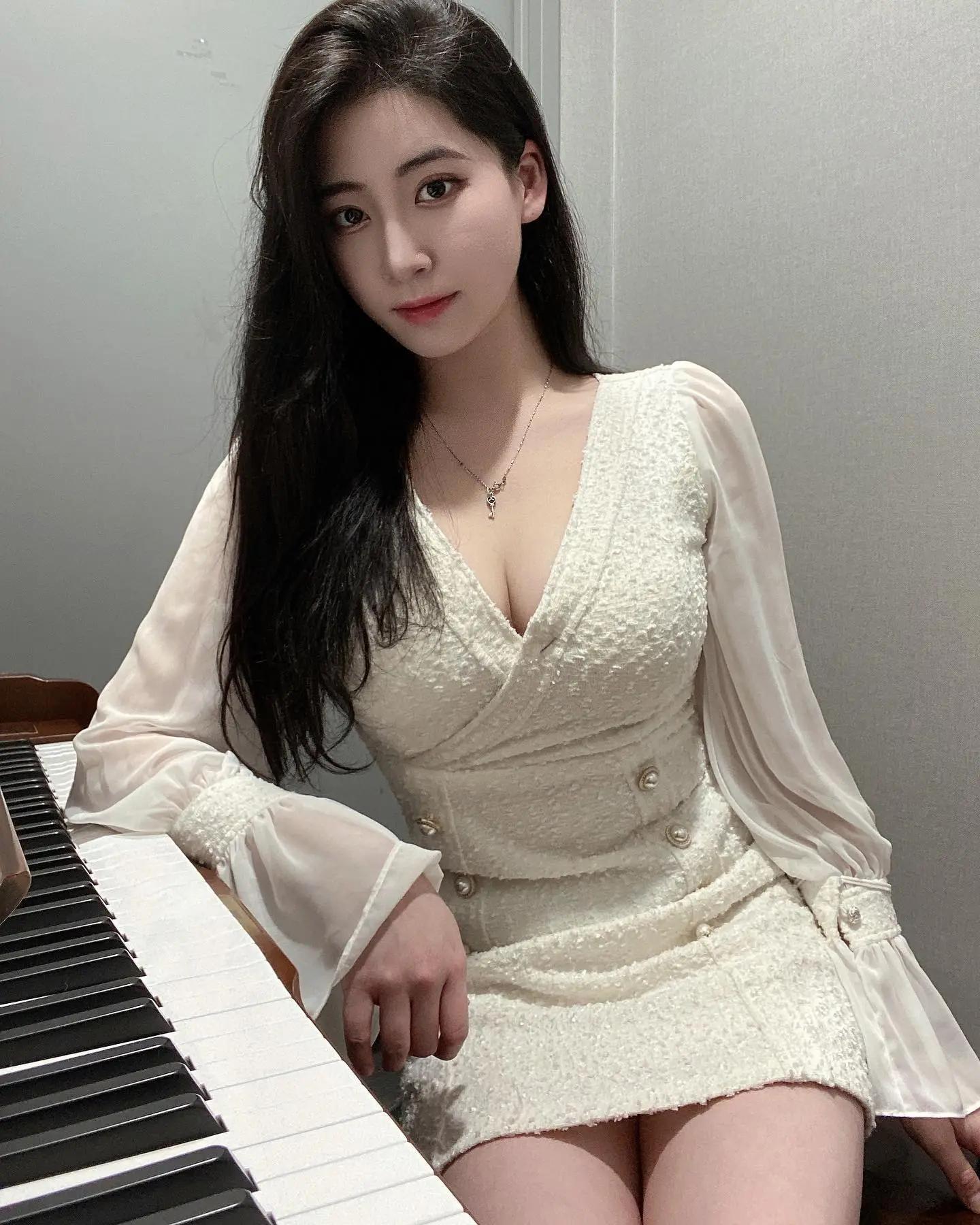 气质就足够让人晕 ! 钢琴正妹挺胸震撼网友 ! 惊人曲线曝光 !(9)