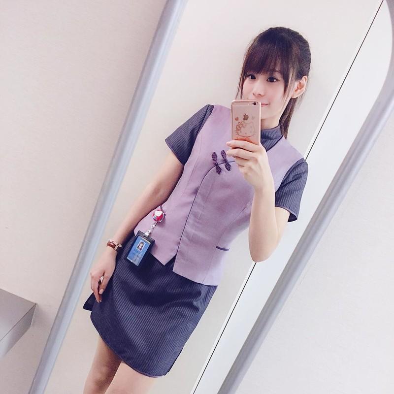 正妹银行员蓉蓉漫画屋大秀白皙美腿性感曲线秾纤合度美呆了(17)