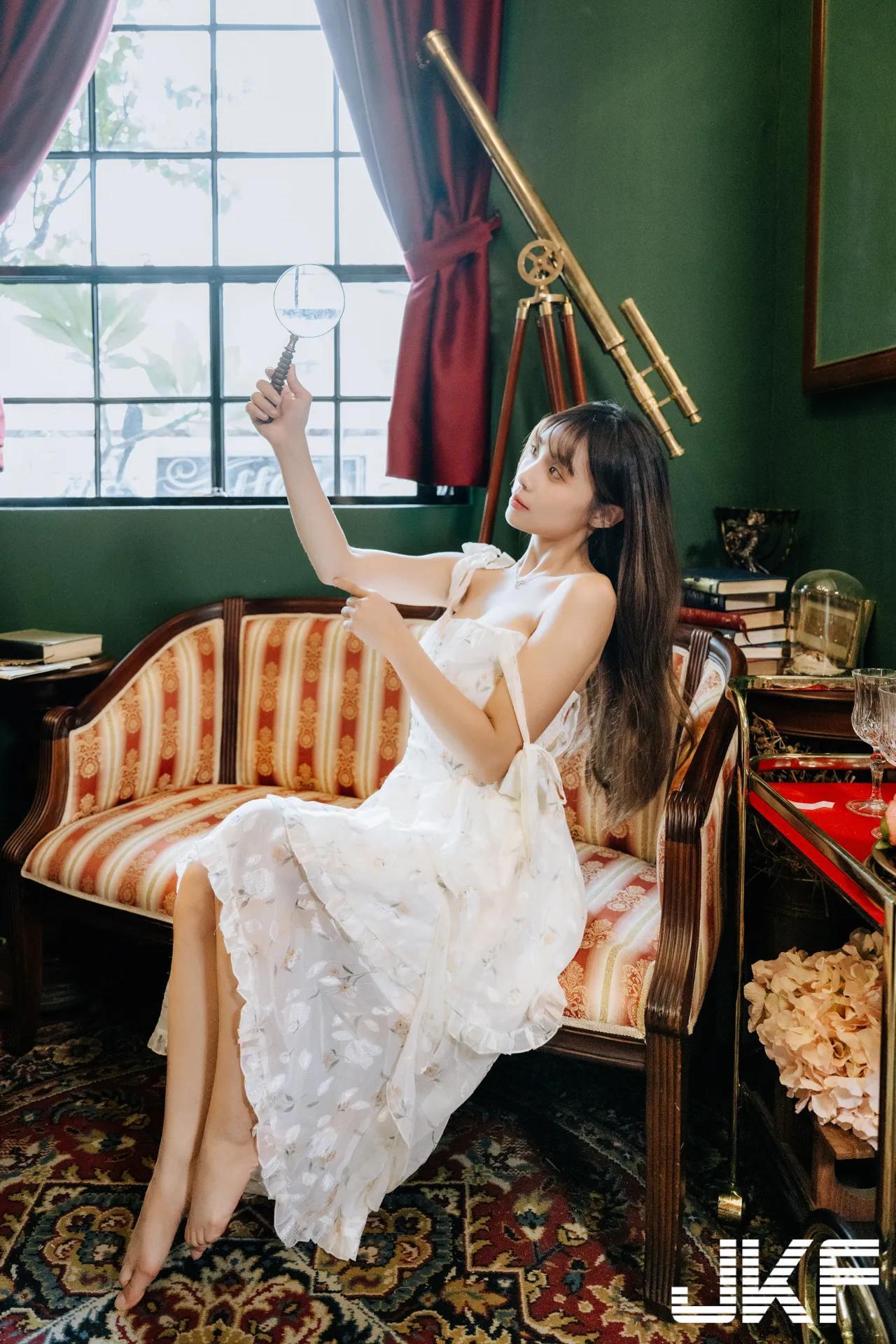 巨乳小画家「安然」休闲时刻！碎花小洋装「爆乳露美腿」好诱惑(159)