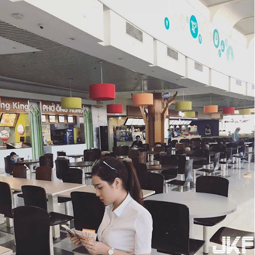 想一起打保！「巨乳汽车业代」白色衬衫「胸前超紧绷」，打保的话会不会炸开呢？(4)