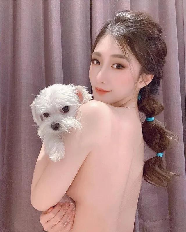 草地野餐吃香蕉！巨乳辣妈「谢薇安」美尻蛮腰齐出镜魅力突破300万人追踪(48)