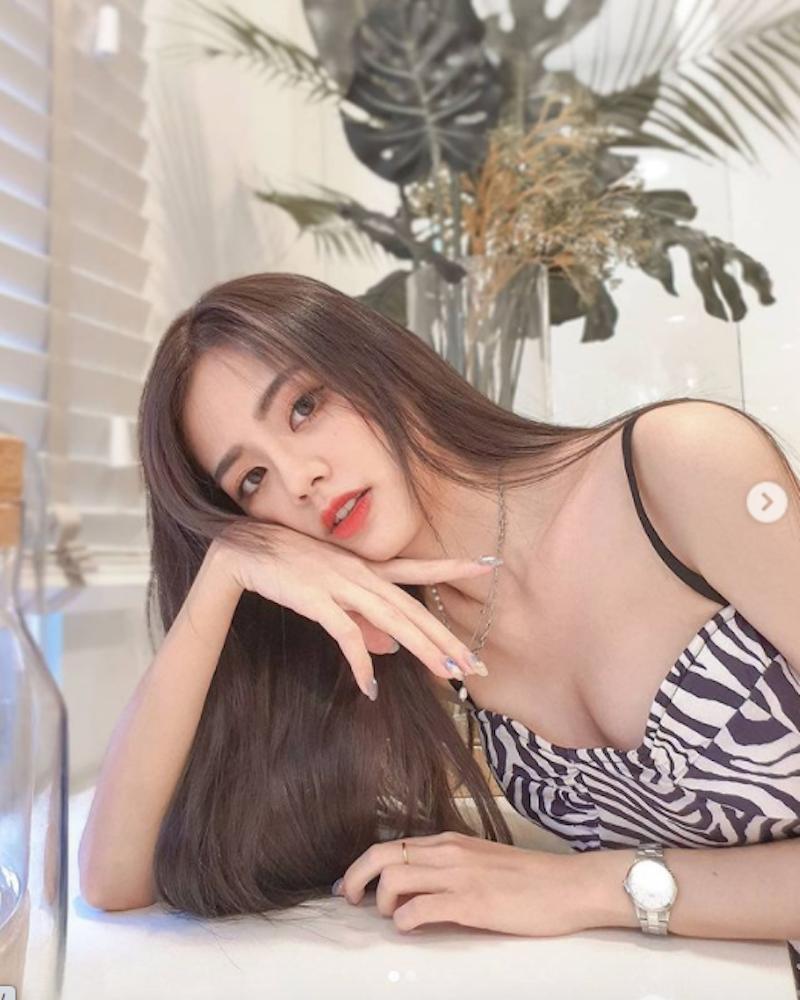 甜美活泼「大马正妹」JW靖汶，小洋装秀「雪白美乳」，光看她吃东西就好幸福！-小湿妹图(10)