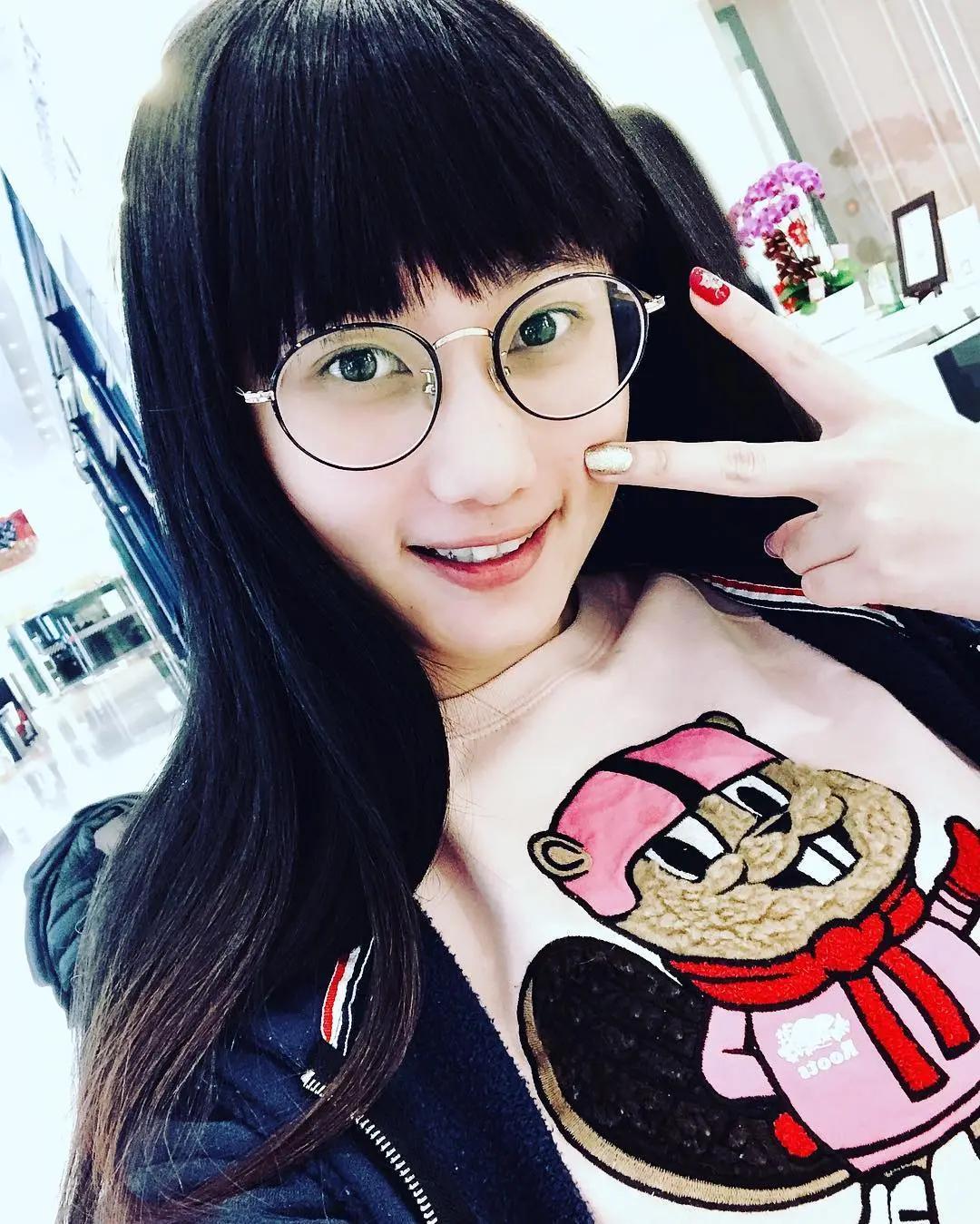 眼镜下的另一面！「李霖Sarina」一上镜头神速切换，清甜与性感的反差让粉丝超过瘾！(4)