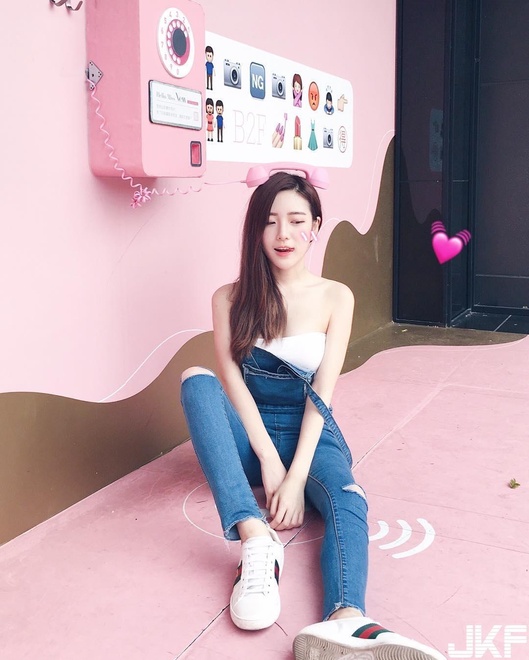 我知道你没在看手机壳！激正「网拍老板娘」用自己的性感身材打广告！-小湿妹图(13)