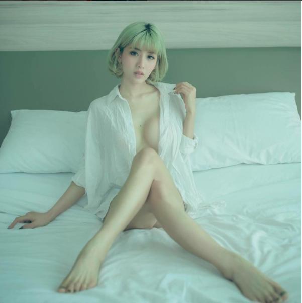 忍不住想冲动！妹子衣服不爱好好穿，不是这边露就是那边掉，一定要好好教训她啊！(8)