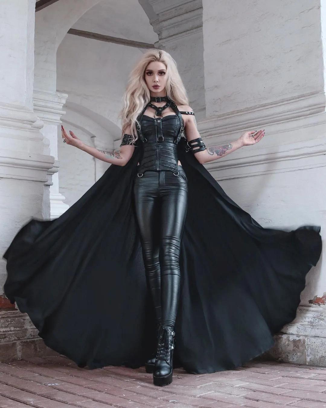 「俄罗斯暗黑天使」精致美颜X雪白嫩肌散发魔幻感　妖媚气息震摄人心-小湿妹图(2)