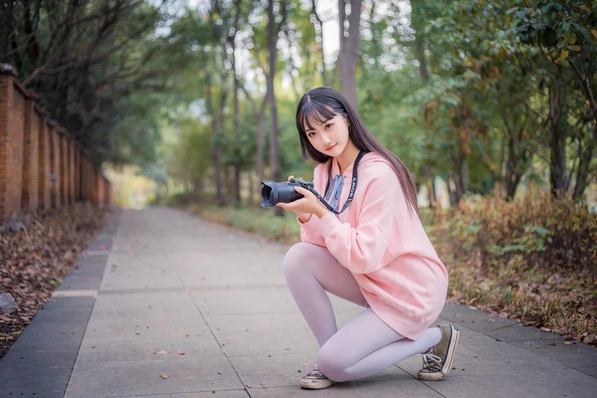 [喵糖映畫]Vol.420_粉色外套美女戶外性感牛仔短褲配白絲褲襪秀美腿誘惑寫真37P(11)