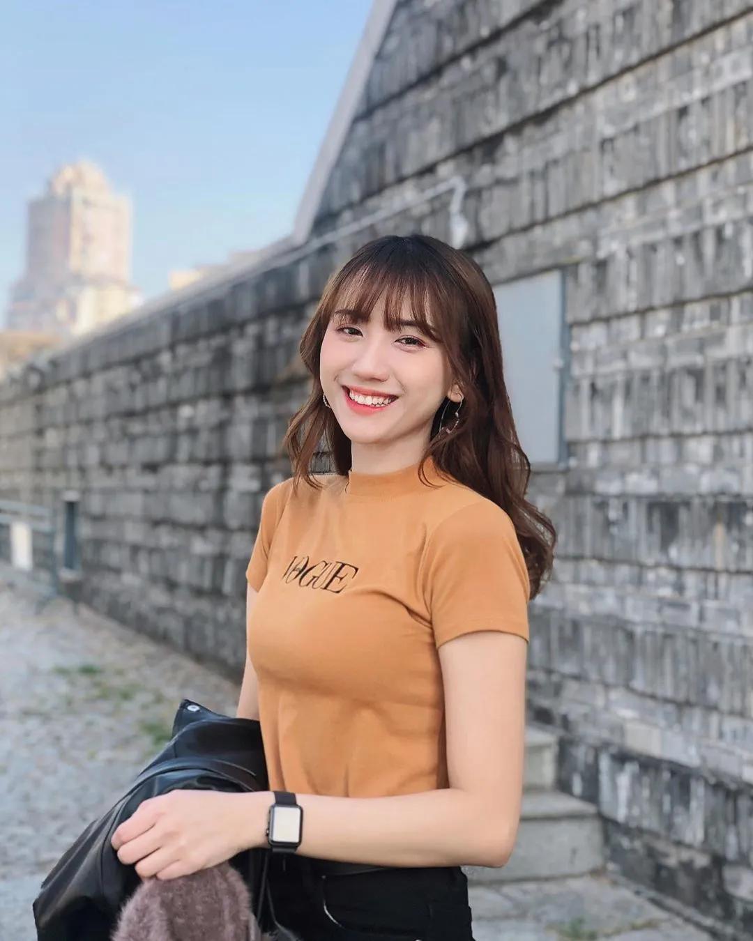 怎么最近美女拍照身边都要带只小狗狗 Gladish Chen(1)