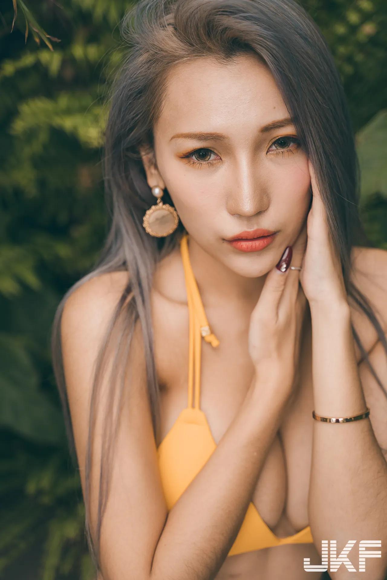 34G就是猛！辣模「韵韵」比基尼香艳刺激，「挺奶翘臀」挑逗姿态令人著迷(23)